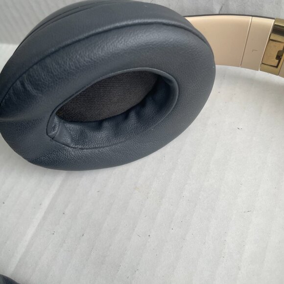 Beats Studio3 Wireless Noise Cancelling On-Ear Headphones - Picture 4 of 10